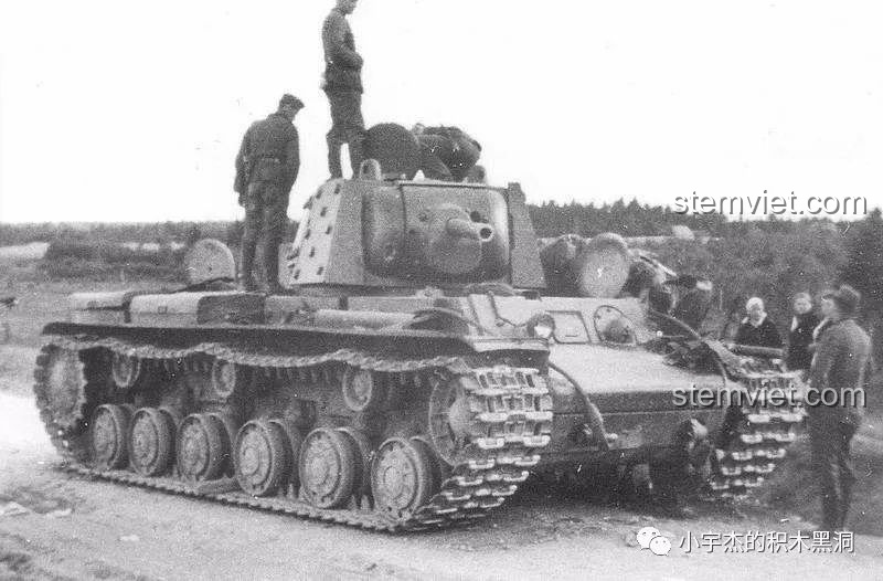 Hình ảnh tư liệu lịch sử về lính Đức đứng trên một chiếc xe tăng KV-1 của Liên Xô mà họ đã chiếm được.