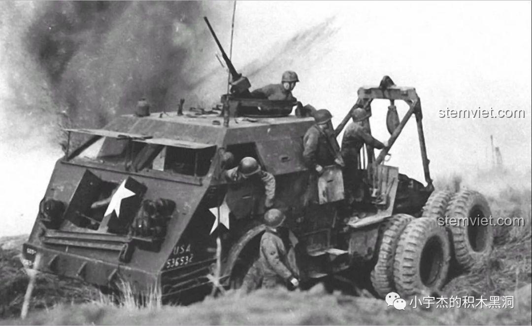 Hình ảnh tư liệu lịch sử đen trắng về xe kéo bọc thép M26 đang hoạt động trên chiến trường.