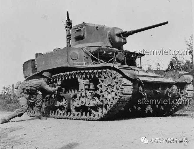 Hình ảnh tư liệu lịch sử đen trắng về xe tăng hạng nhẹ M5 Stuart trên chiến trường Thế chiến II.