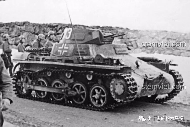 Hình ảnh tư liệu lịch sử đen trắng về xe tăng Panzer I của Đức trong Thế chiến thứ hai, so sánh với mô hình SEMBO.