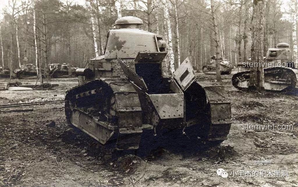 Hình ảnh tư liệu lịch sử về một chiếc xe tăng Renault FT-17 bị bỏ lại trong một khu rừng.