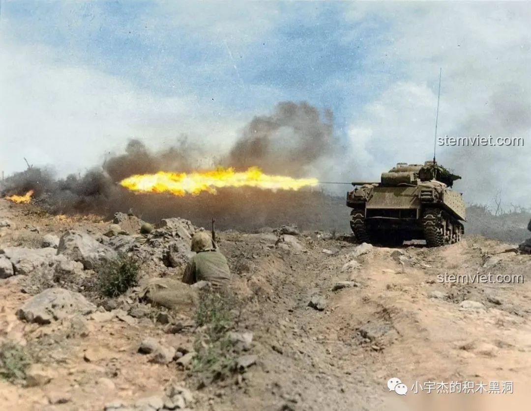 Hình ảnh lịch sử một chiếc xe tăng Sherman phun lửa đang hoạt động tại Iwo Jima, năm 1945.