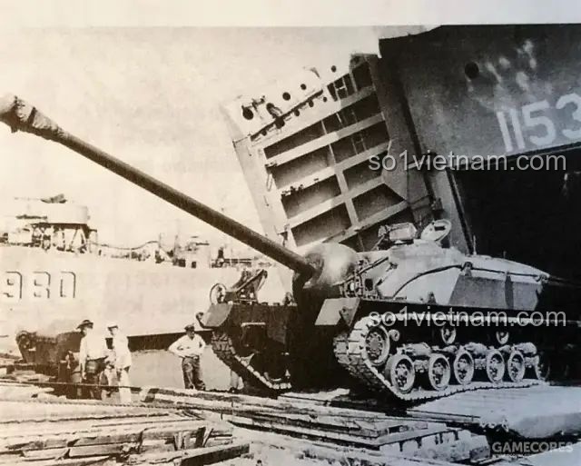 Hình ảnh lịch sử đen trắng của xe tăng siêu nặng T28/T95 của Mỹ trong Thế chiến thứ hai đang được vận chuyển.