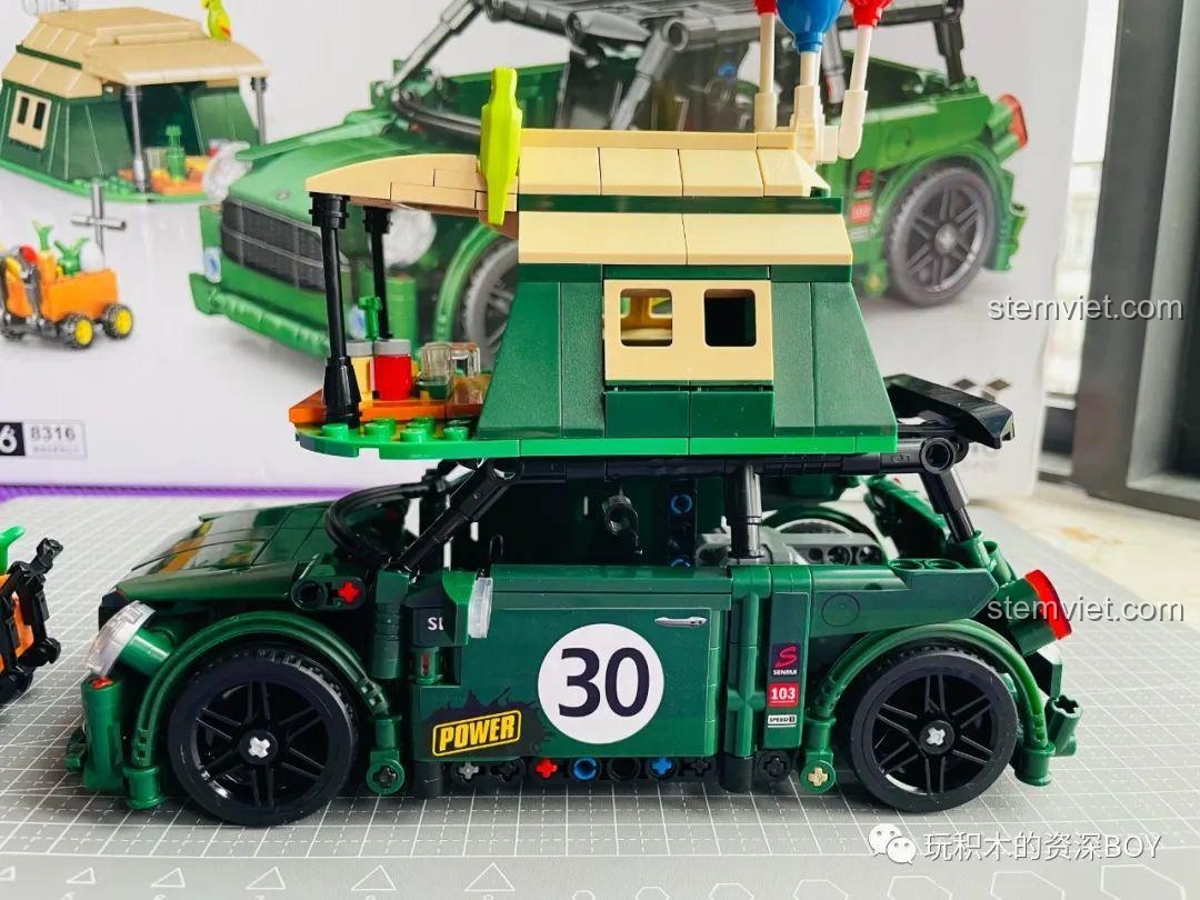 Hình ảnh thực tế về xe Mini Cooper đi cắm trại với lều trên nóc.