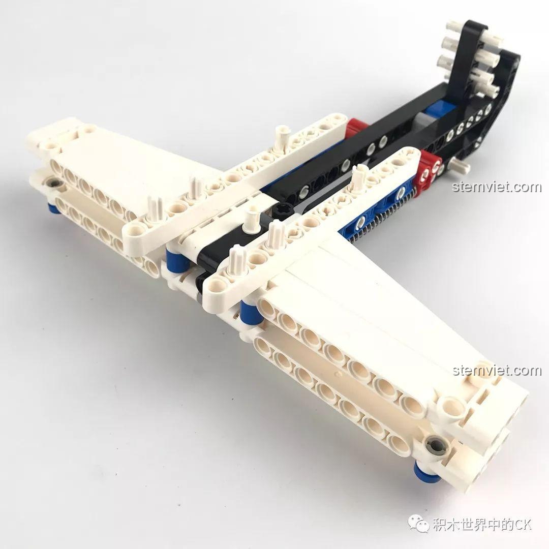 Mô hình nỏ ở giai đoạn giữa lắp ráp, có hình dáng tương tự một chiếc máy bay phản lực nhỏ.