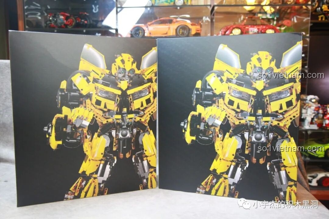 Hình ảnh Bumblebee được in đẹp mắt trên nắp của hai hộp nhỏ A và B, tạo sự đồng bộ trong thiết kế.