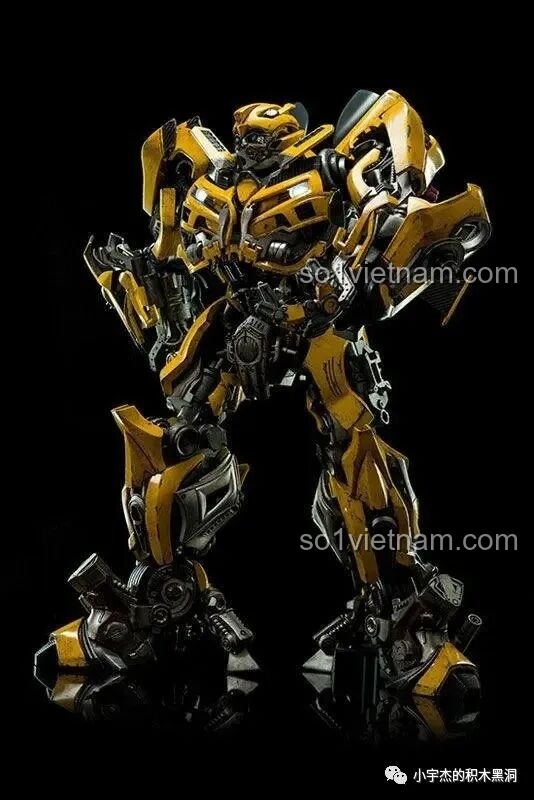 Hình ảnh tham khảo của robot Bumblebee trong phim, cho thấy các chi tiết và tỷ lệ để so sánh với mô hình K-BOX.