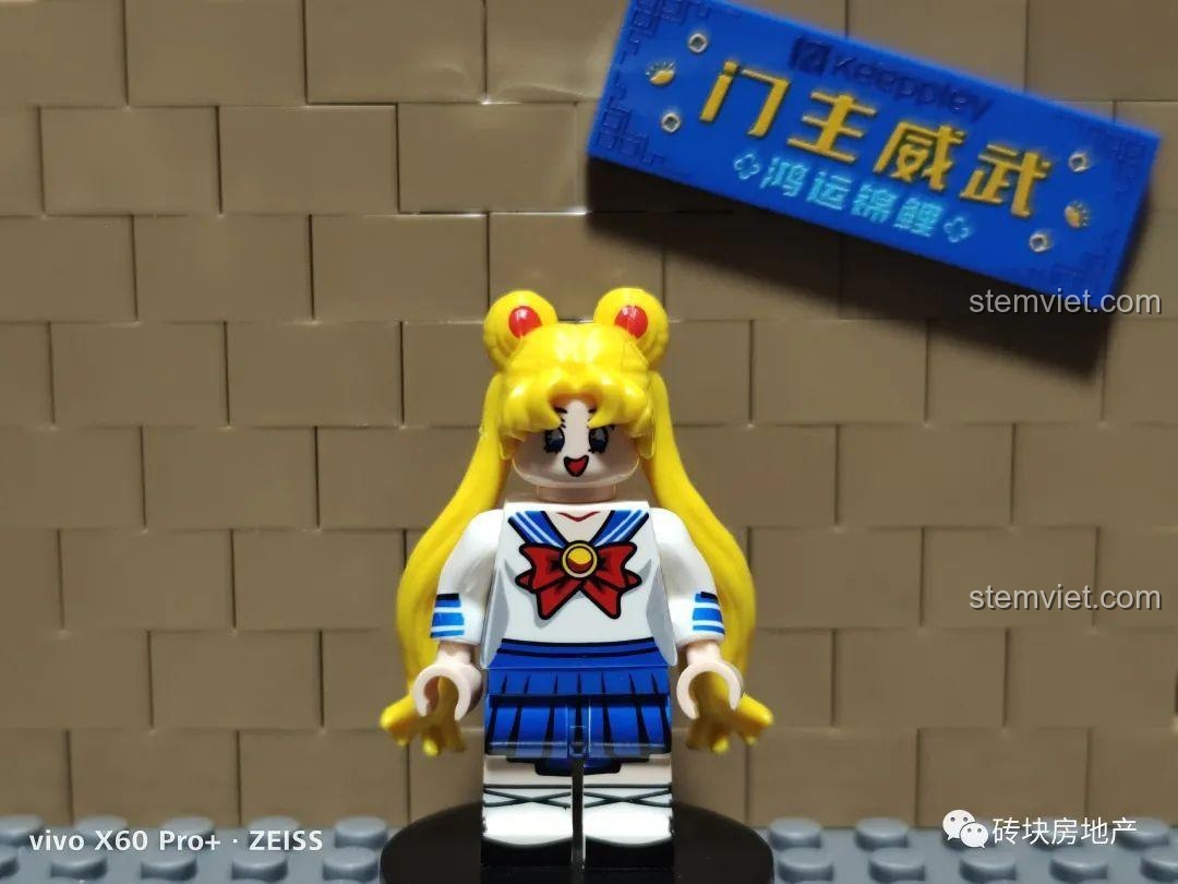 Minifigure Thủy Thủ Mặt Trăng Usagi Tsukino chụp chính diện, thể hiện rõ các chi tiết in trên thân và biểu cảm khuôn mặt.