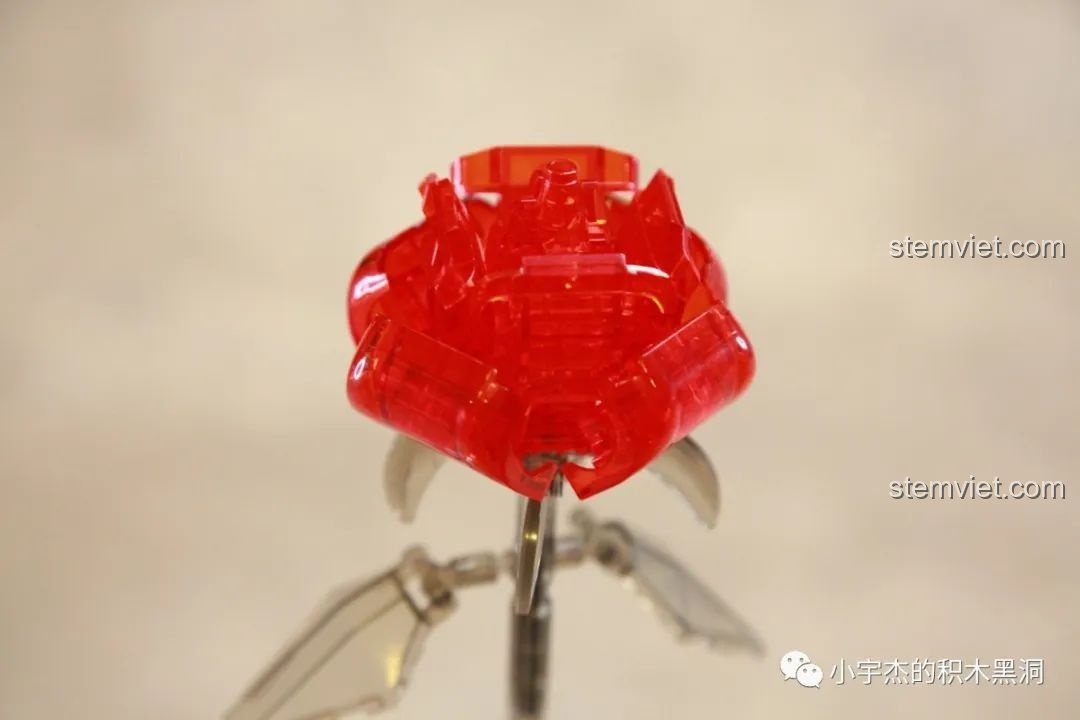 Cận cảnh bông hoa hồng pha lê trong suốt độc đáo của bộ khối lắp ghép Hoa hồng pha lê SEMBO 601268.