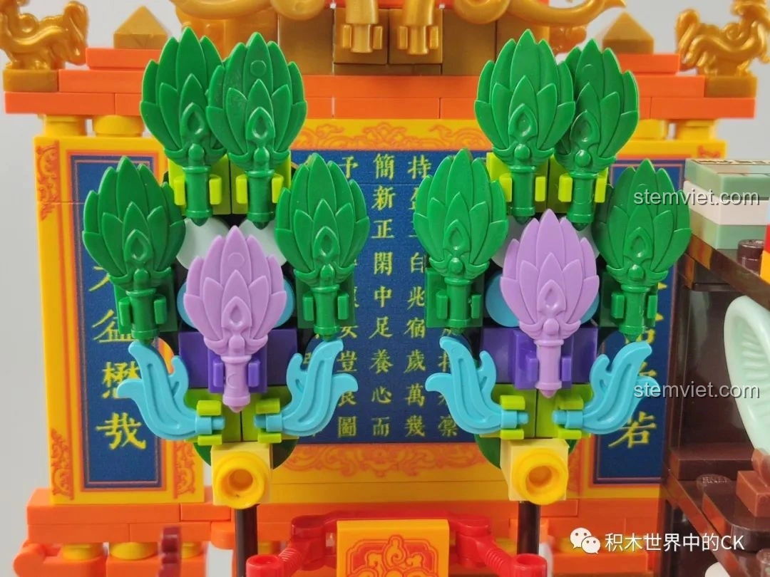 Chi tiết hoa sen và lá sen trang trí trong bộ Keeppley K10143, màu sắc tươi tắn, thiết kế đẹp mắt.