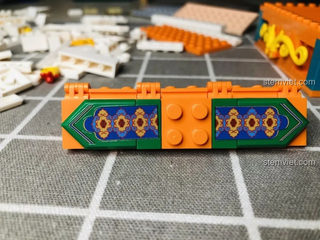 Họa tiết cung đình trên phần đế của Wekki 506004 Cảnh Thu sau khi dán decal, dù hơi lệch nhưng vẫn đẹp.