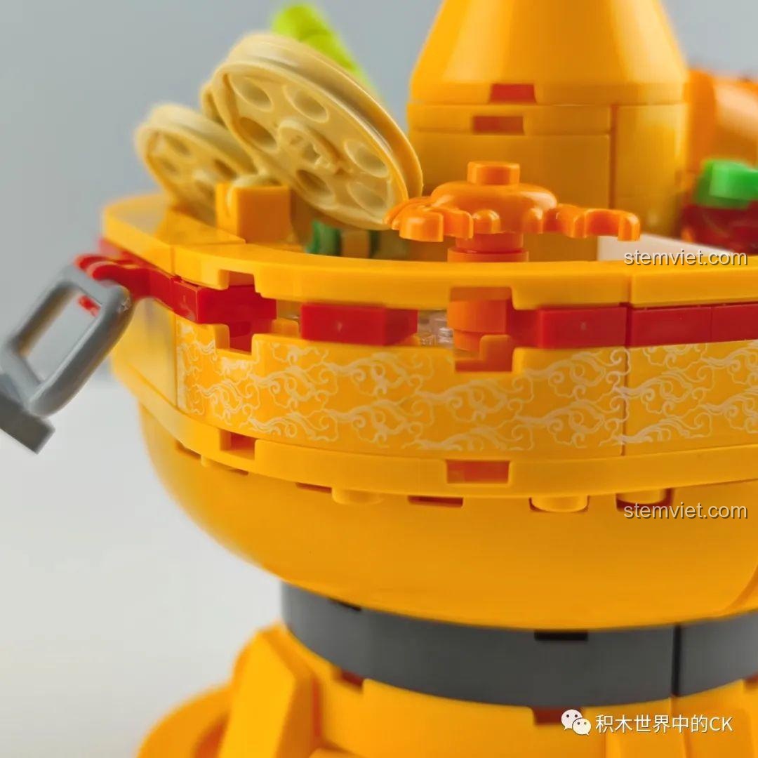 Cận cảnh họa tiết trang trí trên phần đế của mô hình Nồi Lẩu Zhe Gao CW6006, chi tiết và sắc nét.