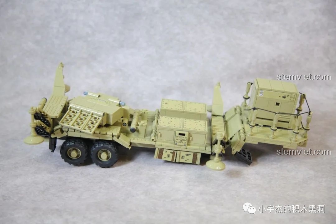 Phần rơ-moóc và bệ phóng của bộ đồ chơi xây dựng Hệ thống phòng không di động M983 đã hoàn thành.