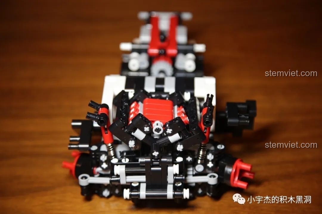 Hoàn thành bước 1 của quá trình lắp ráp Mould King 13069, phần khung gầm và động cơ đã thành hình.