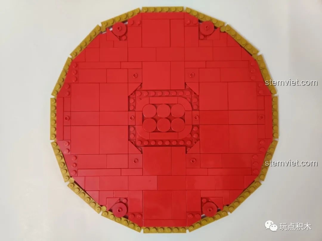 Hoàn thành phần đáy của Hộp đựng bánh kẹo Tết WOMA C9122 sau khi xong túi gạch số 1.