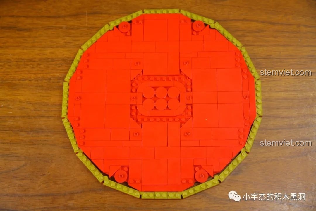 Phần đáy của Hộp đựng mứt Tết WOMA C.9122 đã được lắp ráp hoàn chỉnh, kết cấu vững chắc và tròn đều.