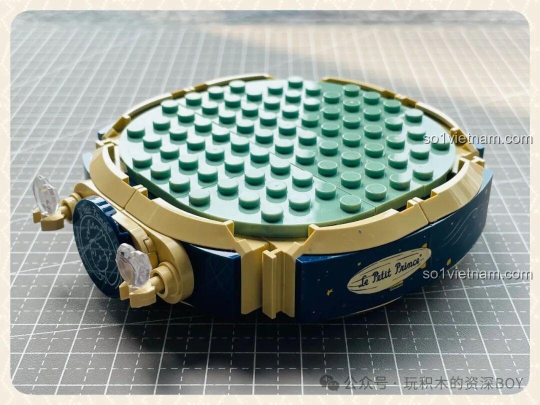 Phần đế của bộ lắp ghép Pantasy 86304 Tiểu Hoàng Tử: Khởi Đầu Hành Trình đã hoàn thành, sẵn sàng cho các chi tiết tiếp theo.