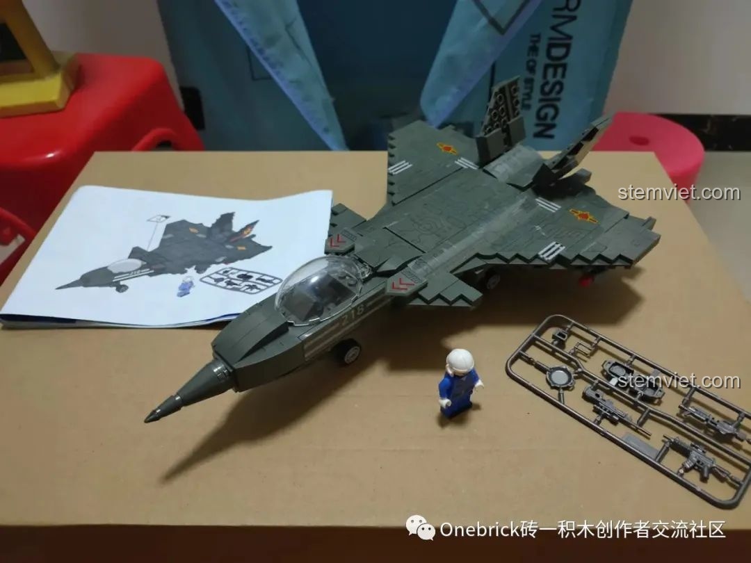 Mô hình CAYI 2254 J-20 sau khi hoàn thành giai đoạn 2, lắp ráp xong cánh, đuôi và vũ khí.