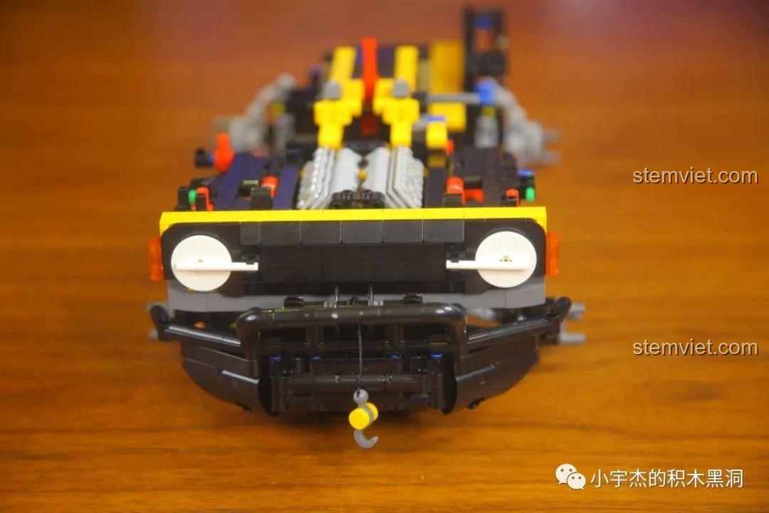 Mô hình xe Ford Bronco MY88005 sau khi hoàn thành giai đoạn lắp ráp số 2, nhìn từ phía trước.