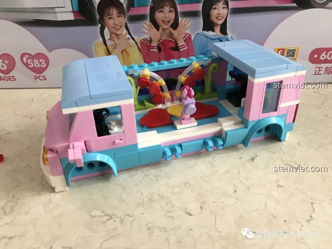 Xe phỏng vấn SEMBO 604001 sau khi hoàn thành gói lắp ráp số 1 với phần mui được lắp vào.