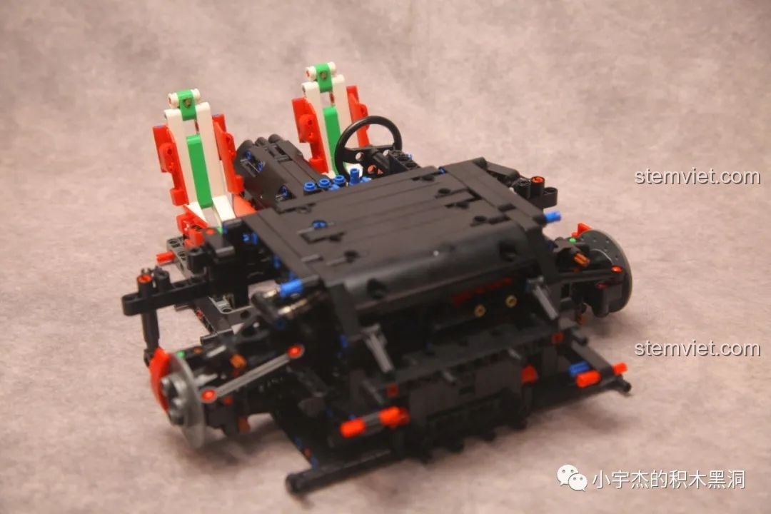 Hoàn thành giai đoạn đầu của bộ lắp ráp K-box 10222 với khung gầm, hệ thống treo, ghế ngồi và vô lăng đã vào vị trí.