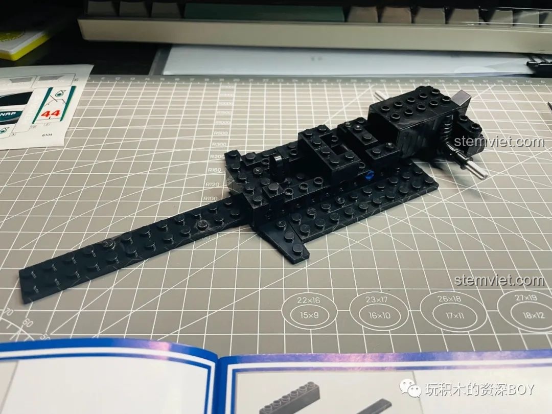 Hoàn thành bộ khung gầm của xe đua F1 KAZI KY6104, cho thấy chiều dài và cấu trúc cơ bản của xe.