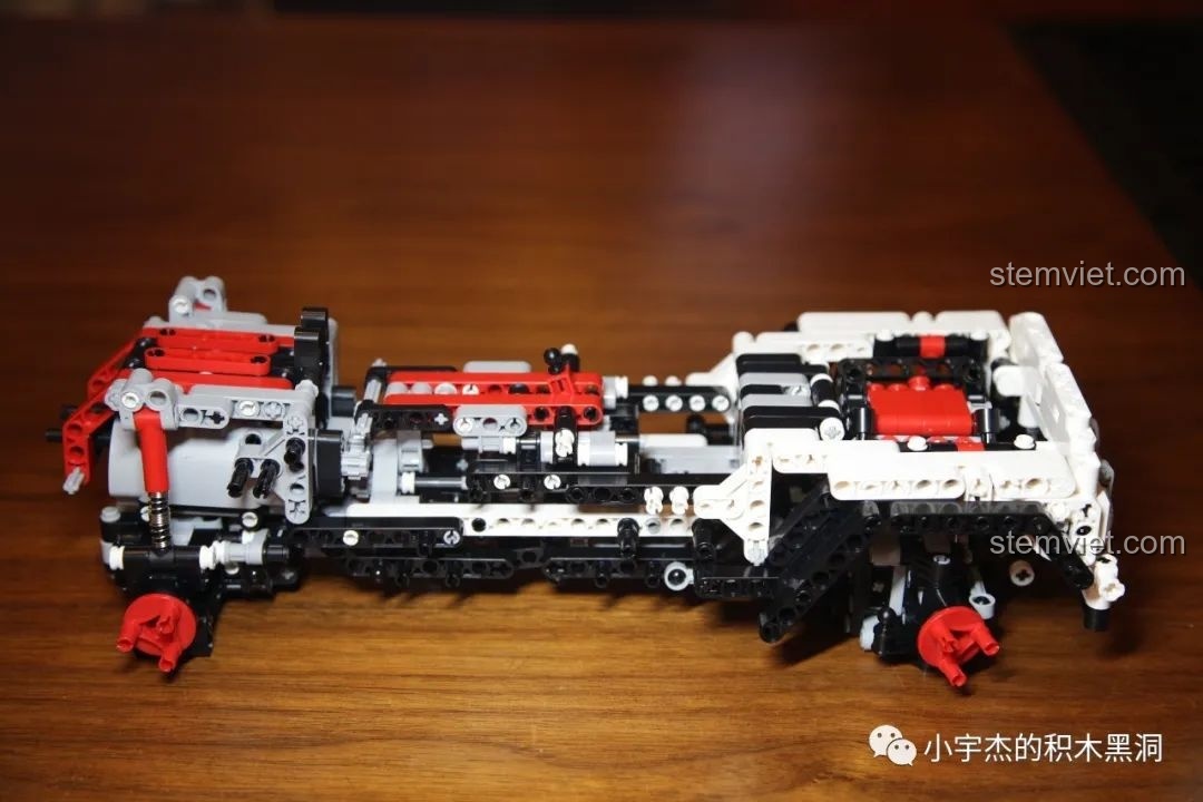 Toàn bộ khung xe Mould King 13069 đã hoàn thành sau bước 2, sẵn sàng cho việc lắp nội thất.