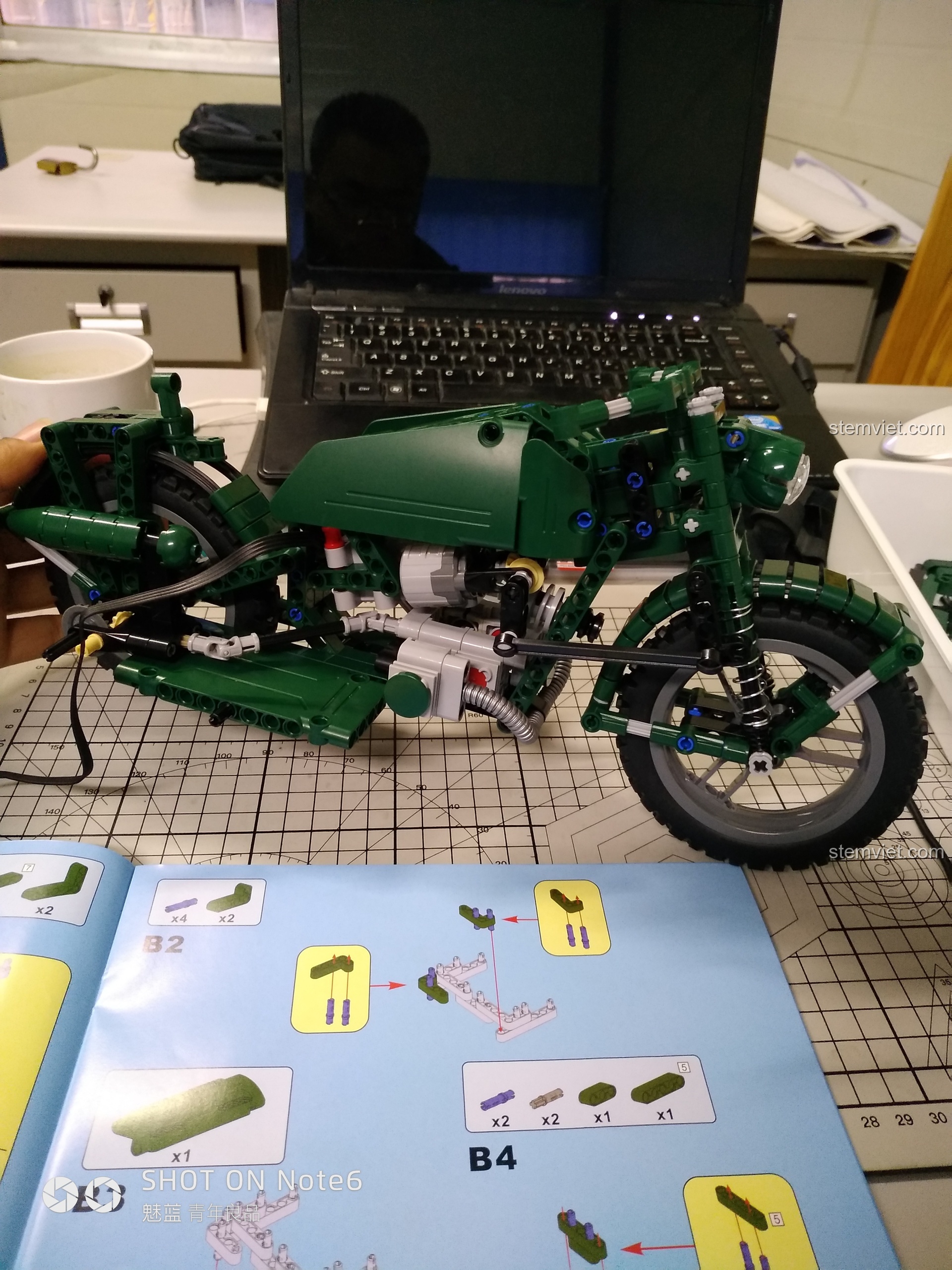 Mô hình chiếc mô tô CaDA C51021 sau khi hoàn thành giai đoạn lắp ráp A, chưa có thùng xe bên cạnh.