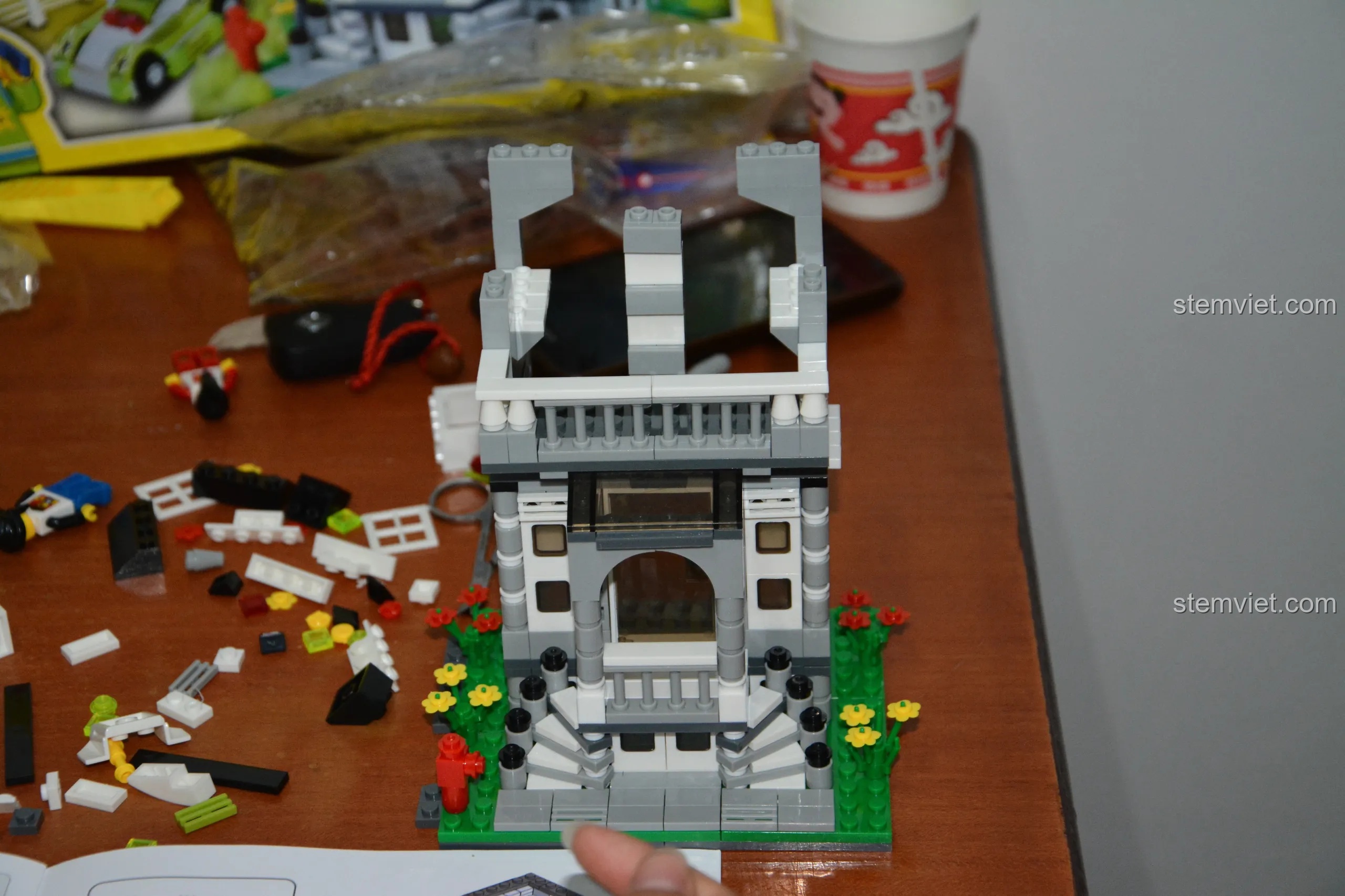 Hoàn thành tầng một của ngôi nhà phố màu xám WANGE 31053, cho thấy kiến trúc nhiều tầng của mô hình.