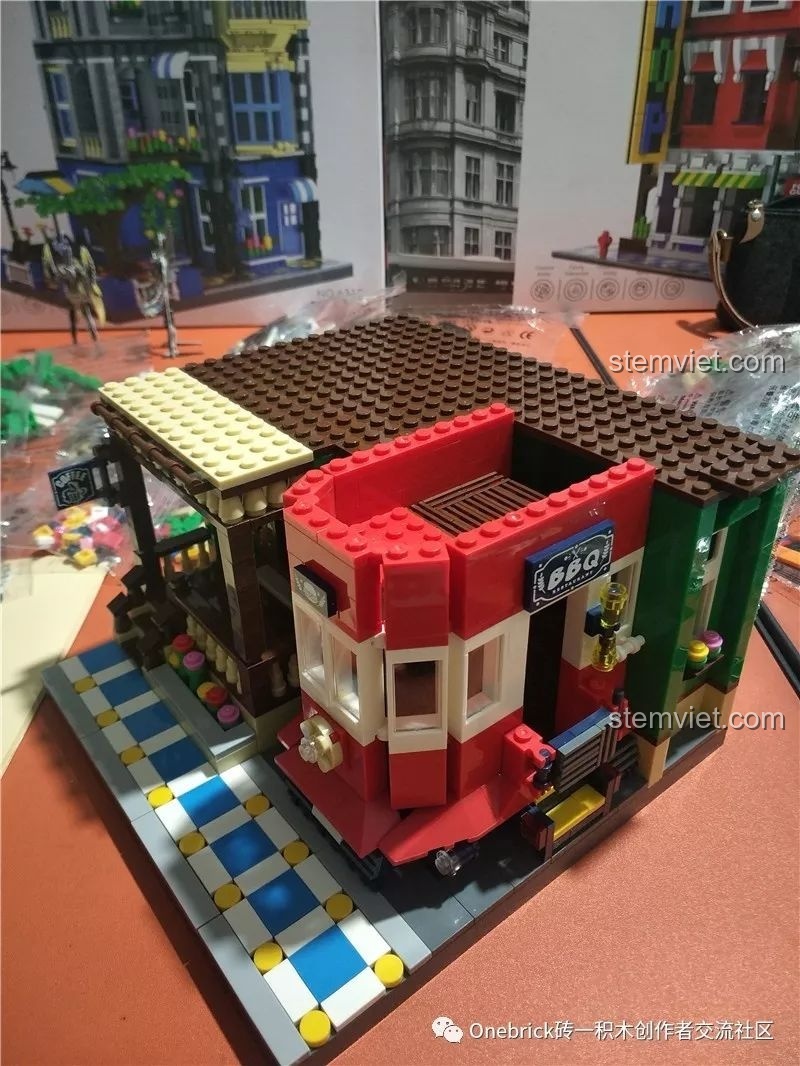 Mô hình WANGE 6313 sau khi hoàn thành tầng một, với biển hiệu BBQ và các chi tiết trang trí.