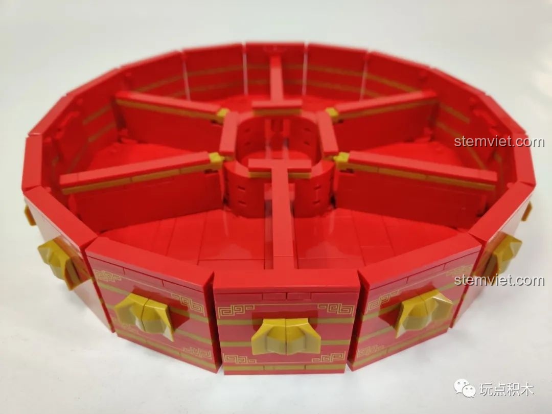 Hoàn thành phần thân hộp của bộ Hộp đựng mứt Tết WOMA C.9122 sau khi xong túi gạch số 2.