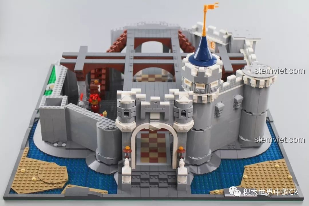 Hoàn thành tháp canh đầu tiên với mái chóp xanh của mô hình Lâu đài Disney Mould King 13132.