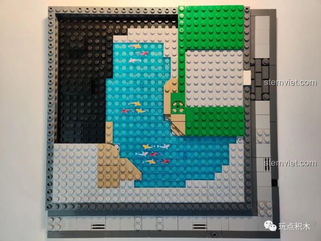 Giai đoạn lắp ráp đầu tiên hoàn thành với phần nền và hồ cá Koi trong bộ WOMA C9123 Lễ hội đèn lồng.