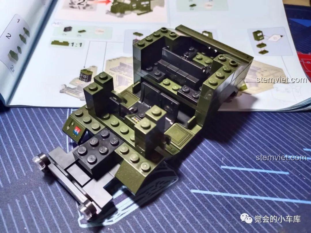 Mô hình xe kéo pháo Morris C8 sau khi hoàn thành lắp ráp túi chi tiết số 1, phần khung xe đã hình thành.