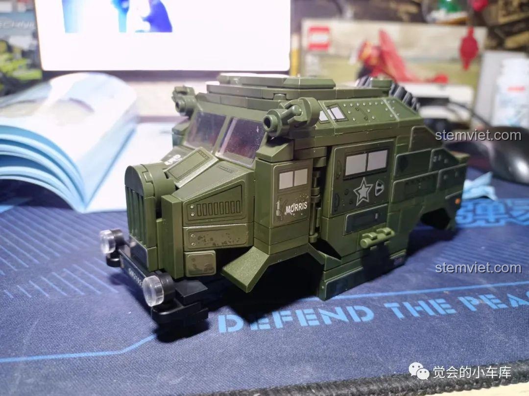 Mô hình xe Morris C8 sau khi hoàn thành túi số 2, thân xe đã được lắp ráp và dán đầy sticker.