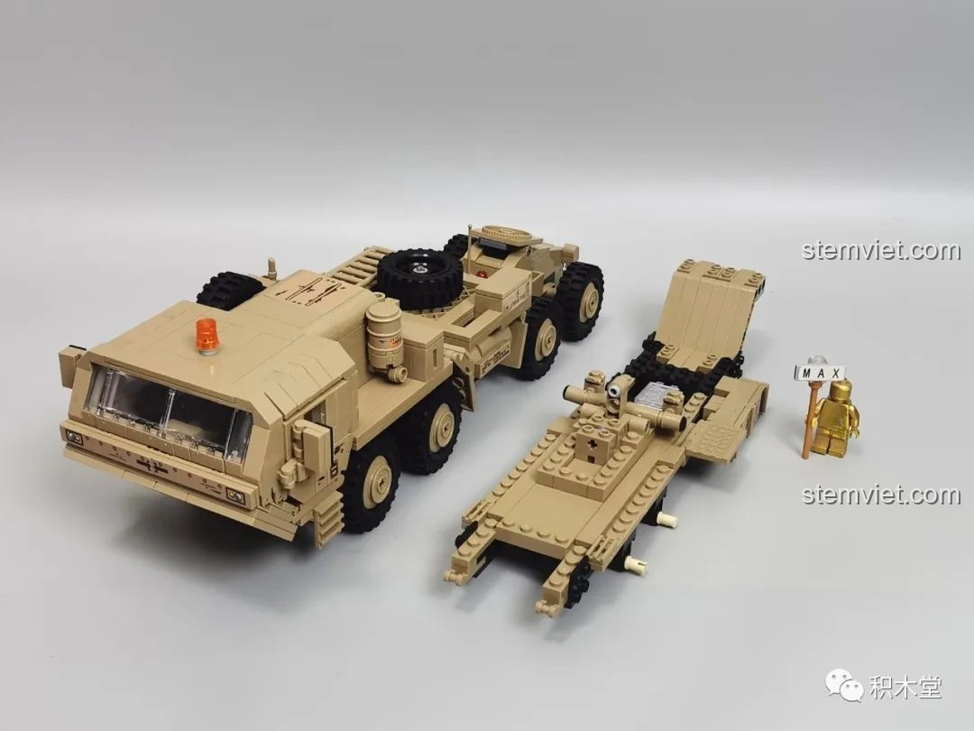 Xe đầu kéo M983 và phần đầu của rơ-moóc tên lửa đang trong quá trình lắp ráp.