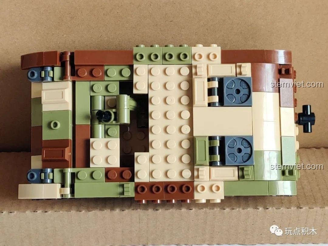 Hoàn thành lắp ráp dây xích cho xe tăng StuG III từ bộ đồ chơi xây dựng B0858 chất lượng cao.