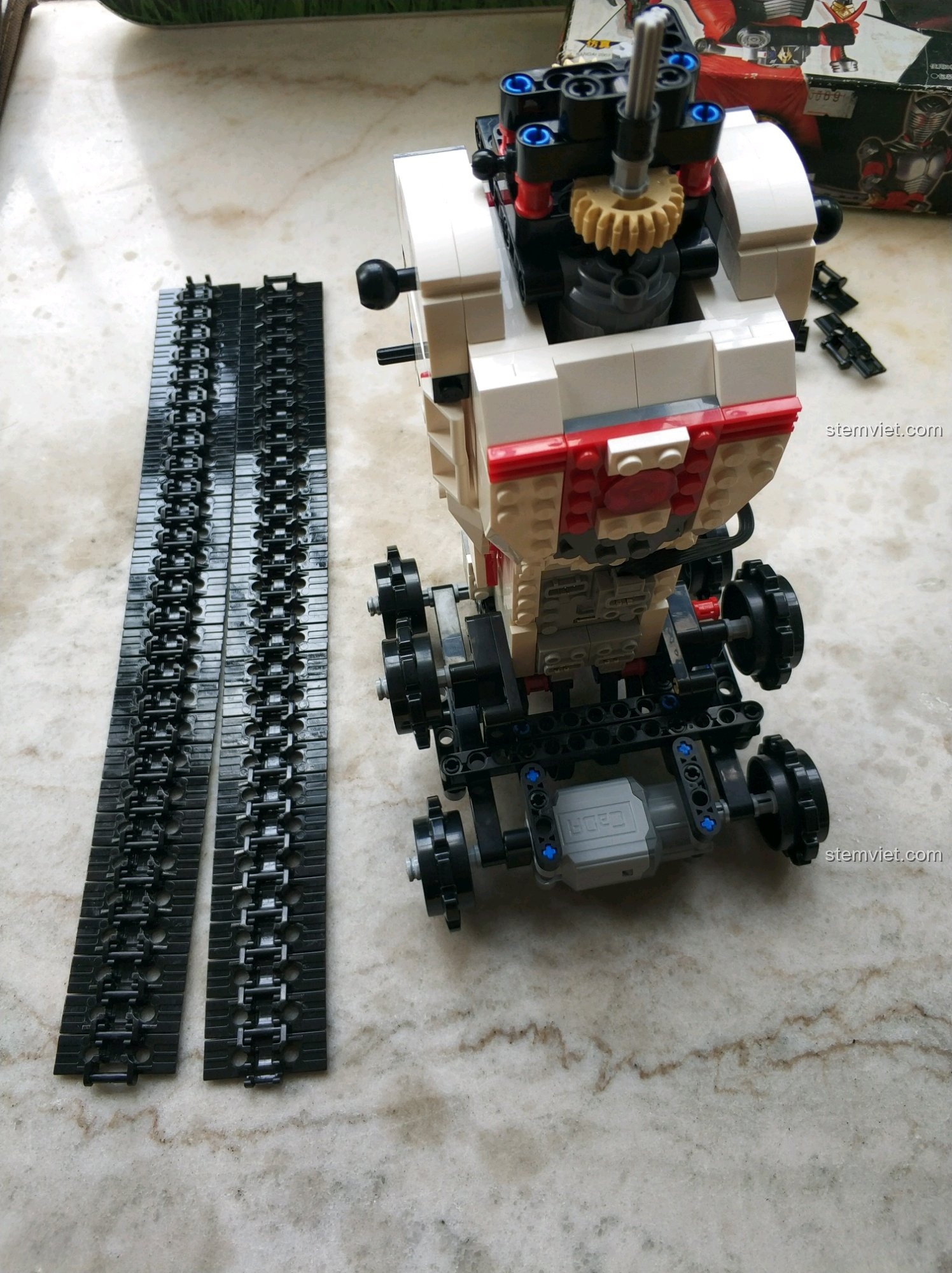 Hoàn thiện phần thân dưới và lắp ráp dây xích cho bộ lắp ráp Robot 2 trong 1 51027.