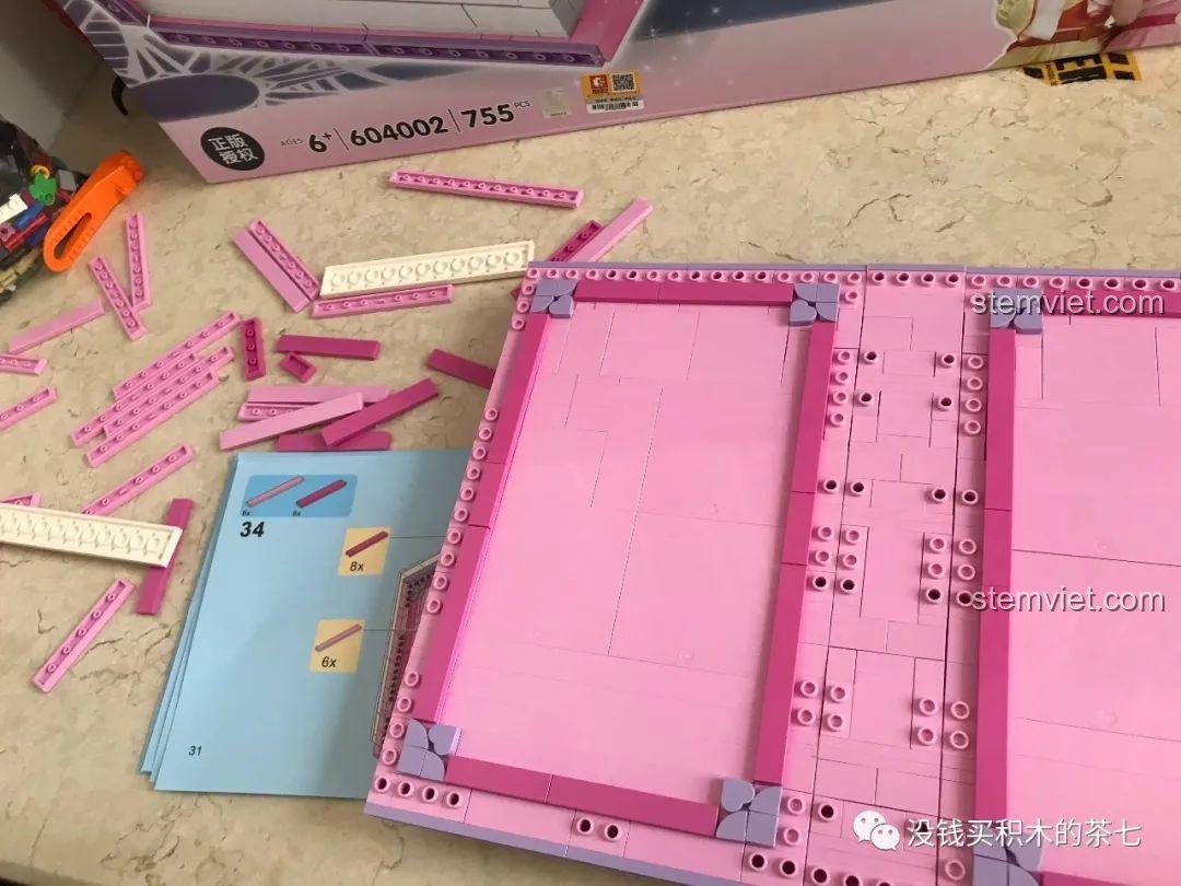 Hoàn thiện phần bìa sau của cuốn sách trong bộ review SEMBO 604002 Thế Giới Phép Thuật Của Tiểu Linh.