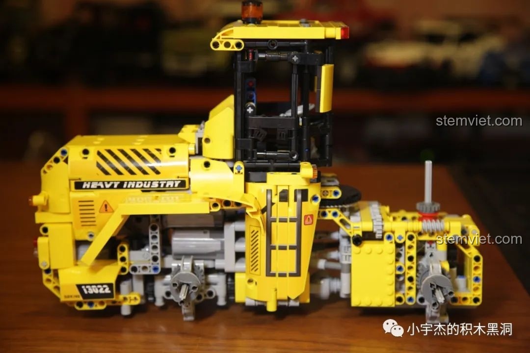 Mô hình xe xúc lật Mould King 13122 với cabin đã được lắp ráp hoàn chỉnh, bao gồm cả mái che và đèn cảnh báo.