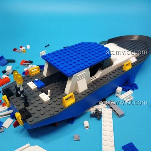 Mô hình tàu cảnh sát Sluban B0657 đang trong quá trình lắp ráp với phần cabin và mái che đã được hoàn thiện trên thân tàu.