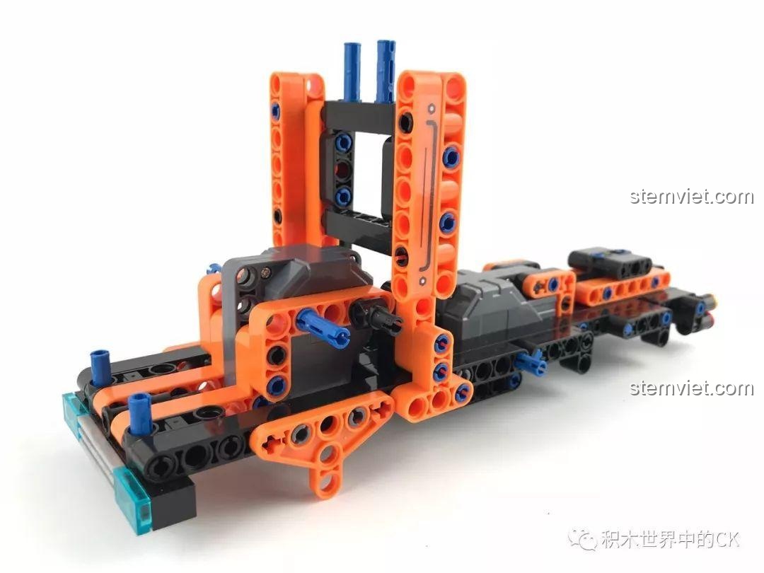 Cabin của xe đầu kéo đang dần hoàn thiện với các chi tiết Technic màu cam và đen.