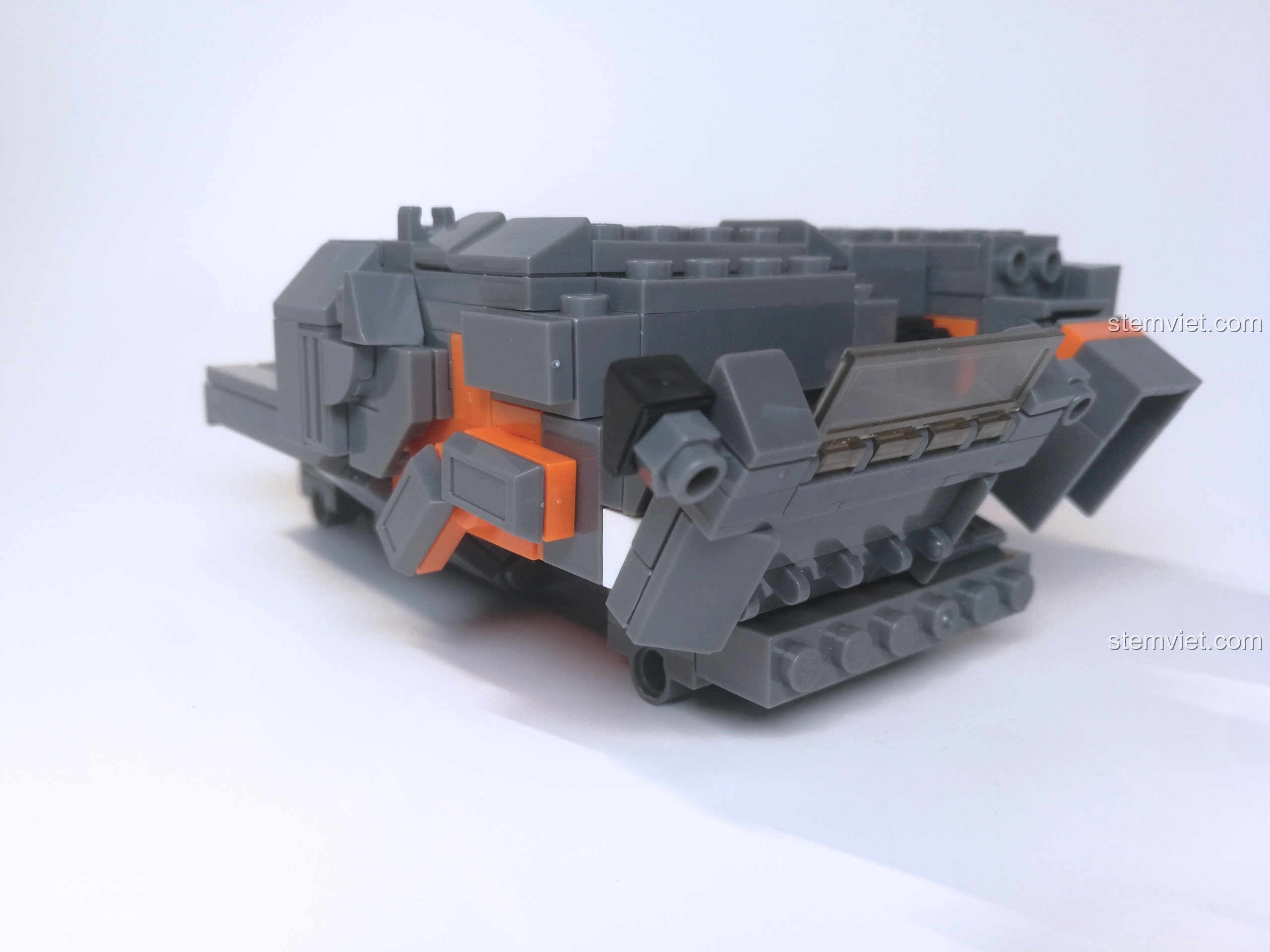 Hoàn thiện cabin xe tải Sluban M38B0787, với các chi tiết kính chắn gió và các bộ phận trang trí khác.