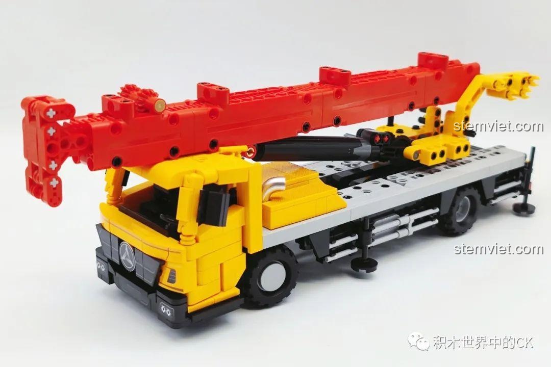 Mô hình Xe Cẩu Tải SANY STC120T5 với phần cần cẩu màu đỏ đã được lắp ráp hoàn chỉnh.