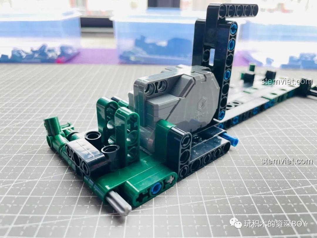 Hoàn thiện nốt phần cản trước của xe, tạo nên bộ khung vững chãi.