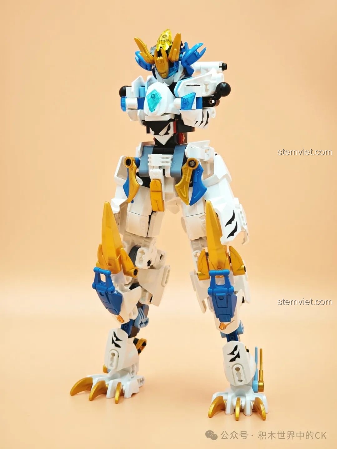 Mô hình Mecha Bạch Hổ đang trong giai đoạn hoàn thiện phần chân, các chi tiết vằn hổ được in rõ nét.