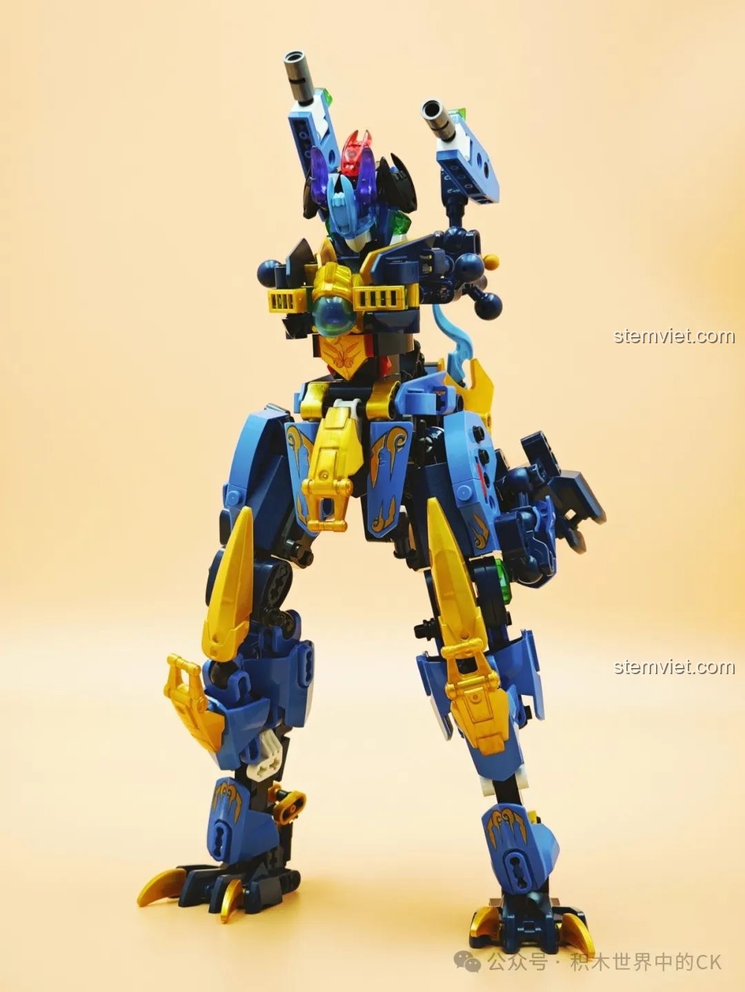 Mô hình Mecha Huyền Vũ F5-A0004 đang trong giai đoạn hoàn thiện phần thân và chân, đứng vững vàng.