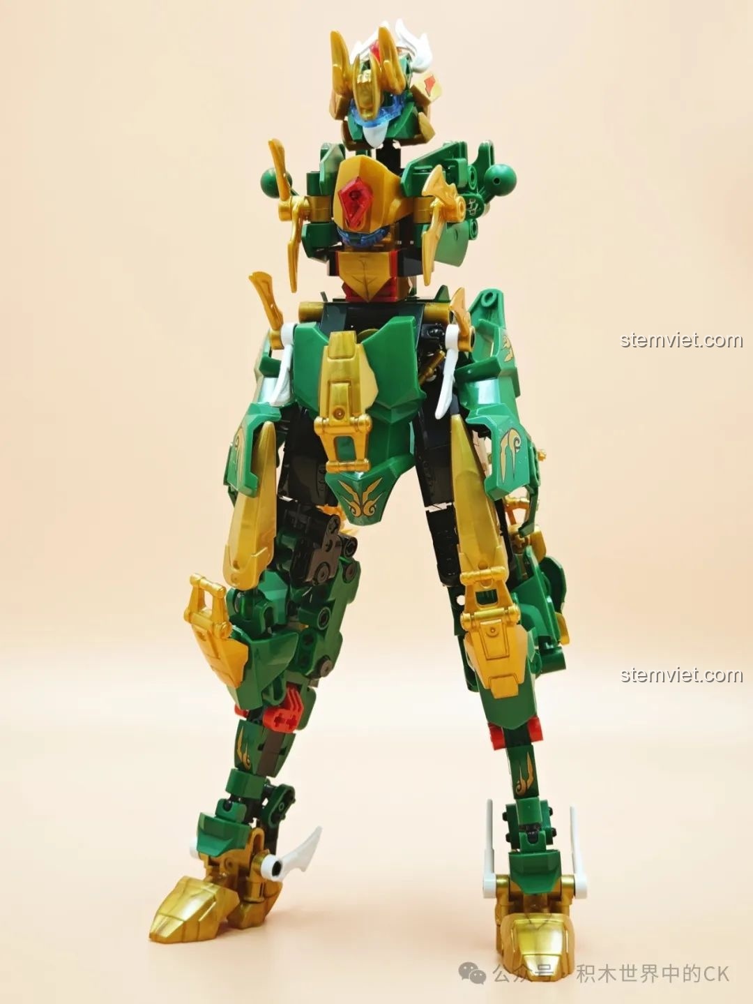 Mô hình Robot Mecha Thanh Long đang trong giai đoạn hoàn thiện phần chân, thể hiện sự phức tạp của bộ lắp ráp.