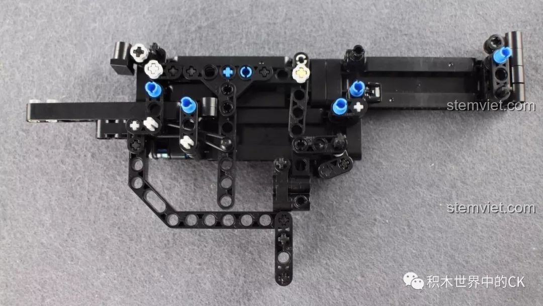 Hoàn thiện phần cơ chế cốt lõi của bộ đồ chơi Súng UZI CaDA, sẵn sàng để lắp các tấm ốp bên ngoài.