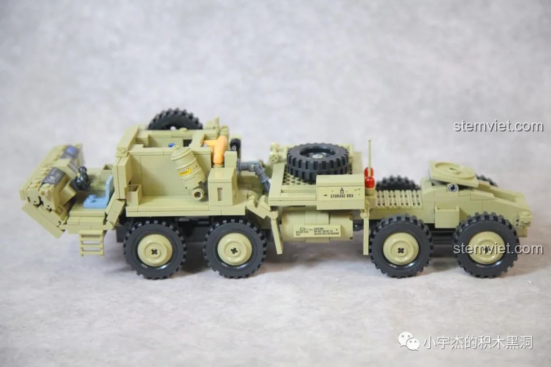 Phần đầu kéo của Xe vận tải chiến thuật hạng nặng M983 đã hoàn thành với 8 bánh xe và các chi tiết máy móc.